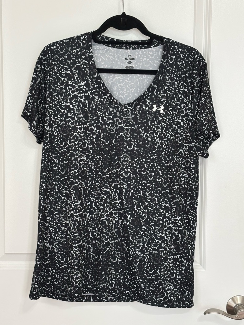 Under Armour Women's Black & White V-Neck Performance Tee, size XL